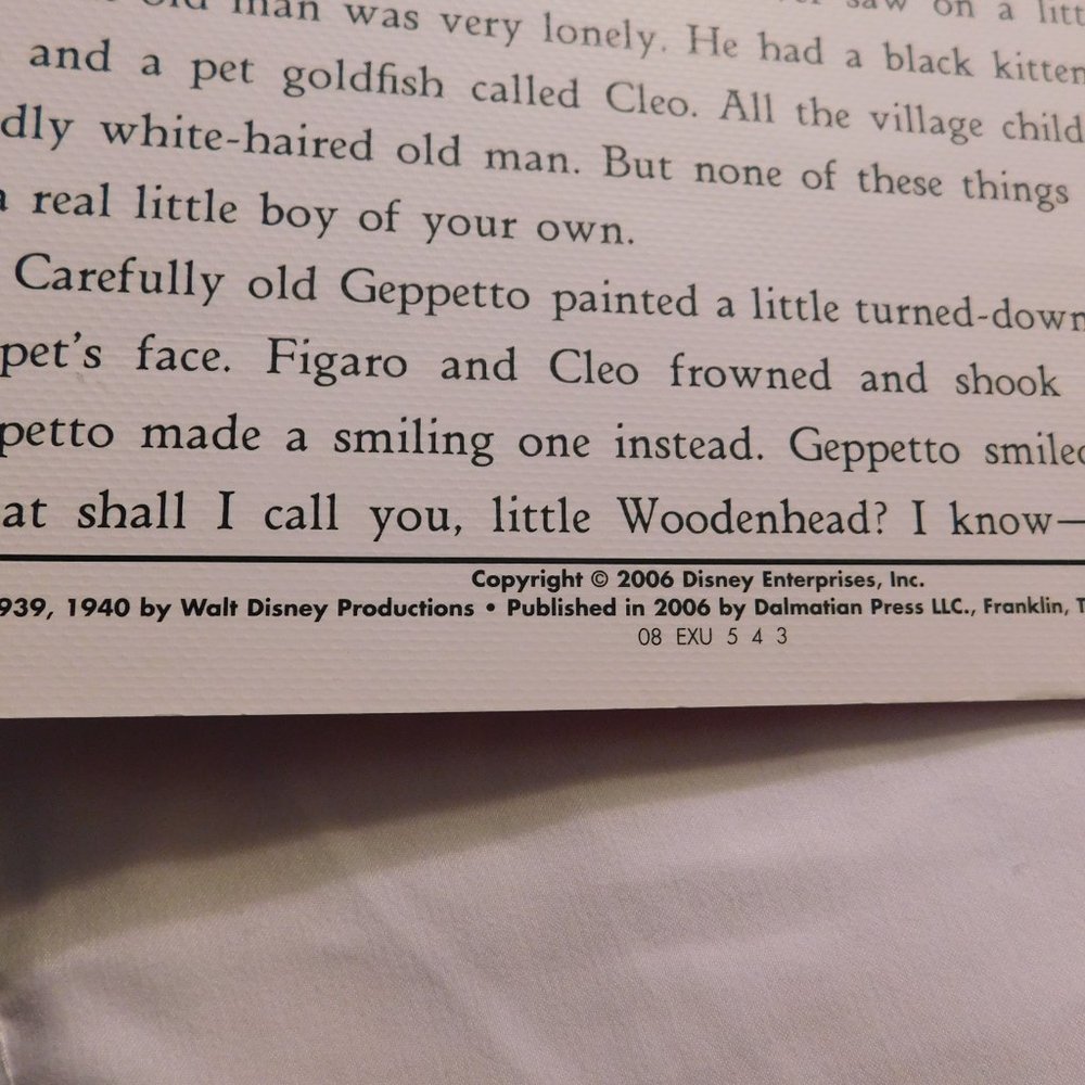 WALT DISNEY'S PINOCCHIO BOOK LINEN LIKE 2006 COLLECTIBLE - Picture 6 of 8